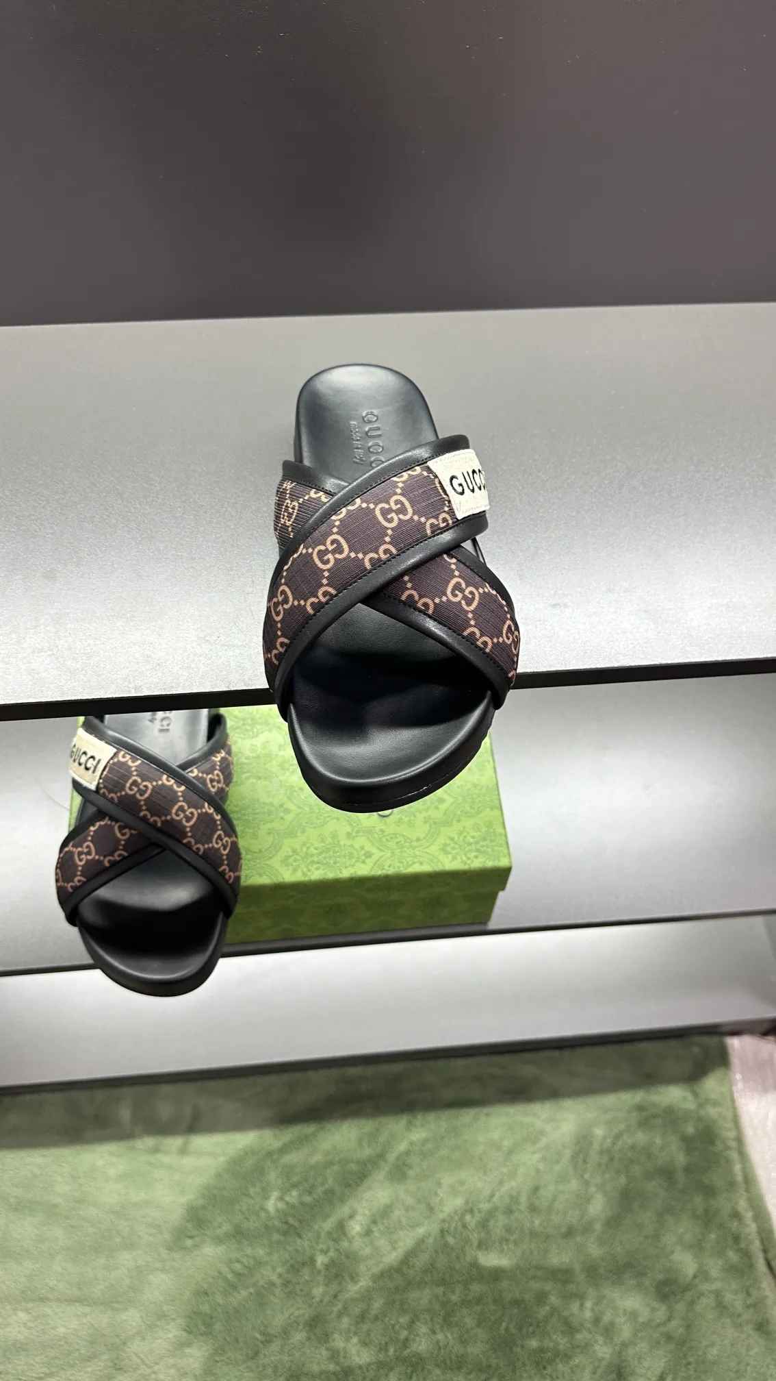 [G Family Couple Style] P: 300💰Female size 36~40 Men's size 39~45, (46. Custom-made Unisex GG slippers This slipper is made of GG polyester fiber and is decorated with a Gucci label on the front, adding a striking logo feel to the style. Beige GG recycled polyester fiber Unisex leather trim "Gucci Made in Italy" embroidered label Rubber sole Flat Made in Italy